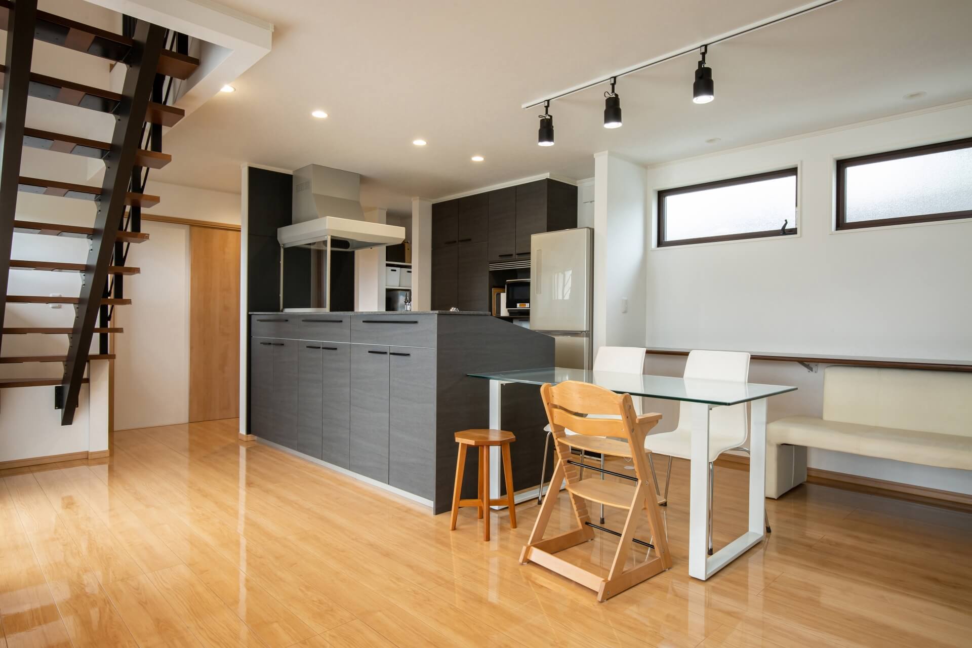 モダンなリビングルームとダイニングエリア