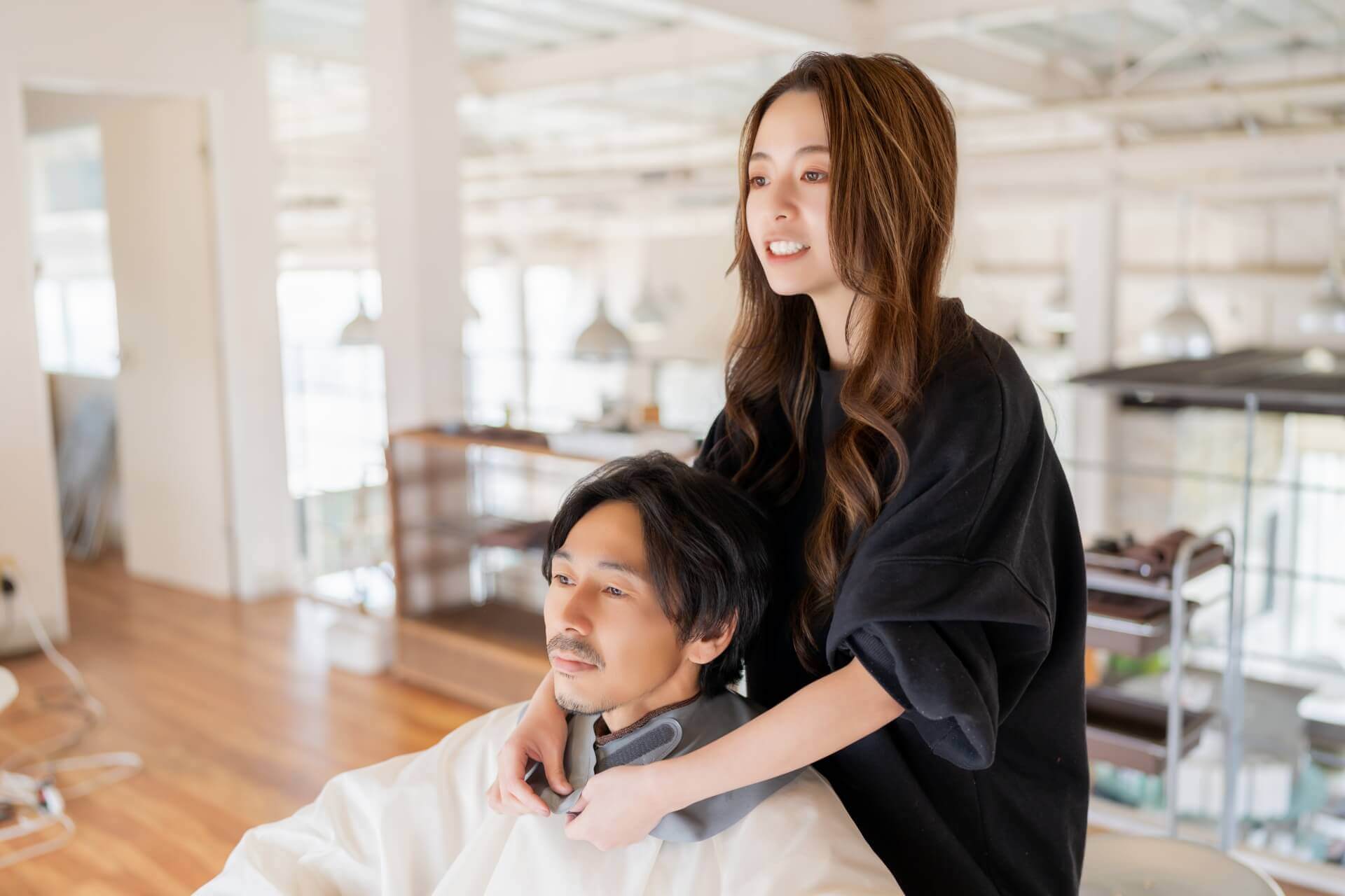 リラックスするカップルの微笑む様子