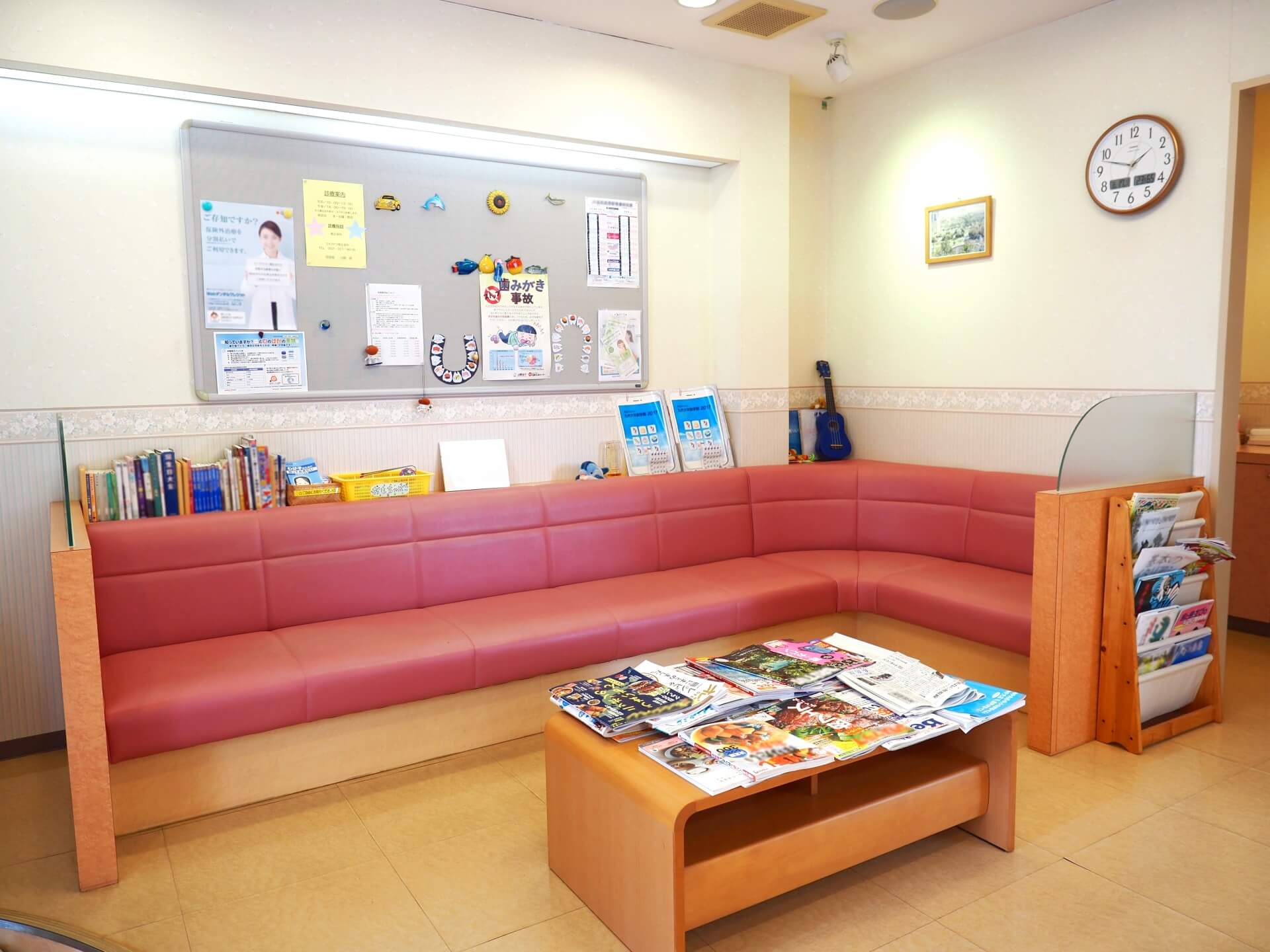 明るい待合室と情報掲示板
